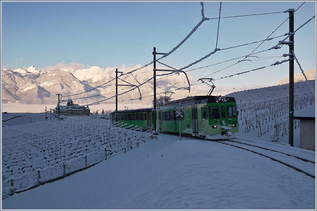 Ein ASD Zug im Schatte einer verschneiten Landschaft bei Aigle auf dem Weg nach Les Diablerets.

29. Jan. 2019