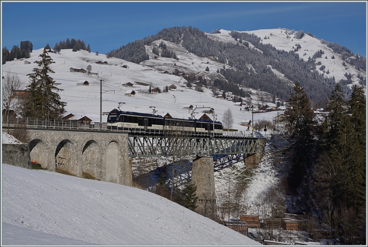 Ein aus Alpina Triewbwagen Be 4/4 ABe 4/4 (Serie 9000) formierter Regionalzug von Montreux nach Zweisimmen erreicht in Kürze Flendruz. 

03. Dezember 2020