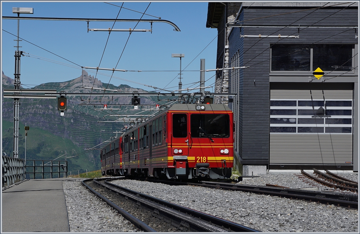 Ein aus zwei Bhe 4/8 bestehender JB Zug verlässt die Station Eigergletscher.
8. August 2016