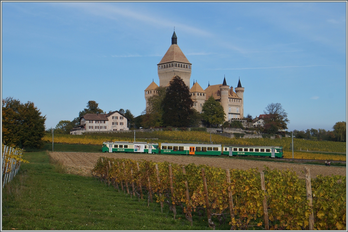 Ein BAM MBC Regionalzug vor dem Château de Vufflens.
20. Okt. 2015