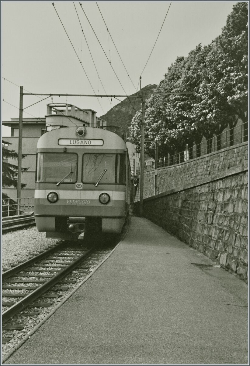 Ein Bild aus einer Zeit, als die FLP  Manderindli  noch nicht lächelten... Der FLP Be 4/8 23  Vedeggio  erreicht sein Ziel FLP. Die zweiteiligen Pendelzüe wurden später durch einen Zwischenwagen ergänzt und sind heut als Be 4/12 unterwegs. 

Ein Analogbild aus dem Jahre 1985