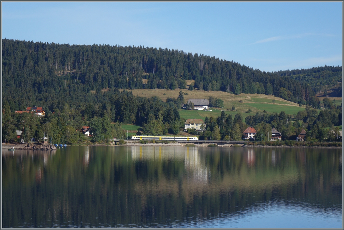 Ein Bild quer über den Schluchsee: ein DB 1440 ist kurz nach der Abfahrt in Schluchsee auf dem Weg nach Titisee; rechts im Bild ein kleiner Pavillon mit dem Namen Amaliens Ruhe. 

25. Sept. 2023