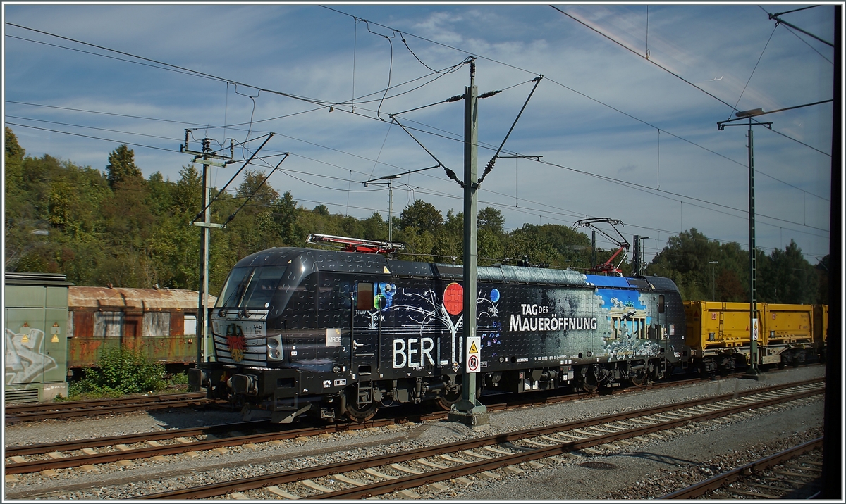 Ein Bild zur Feier des Tages: Die Vectron-Mauerfall-Lok.
Ein Bild aus dem Zug in Rottweil am 11. Sept. 2015