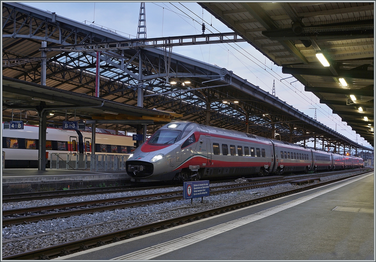 Ein Bild zur (hell)-Blauen Stunde: der FS Trenitalia ETR 610 011 wartet in Lausanne auf die Abfahrt nach Milano. 

21. Juli 2022
