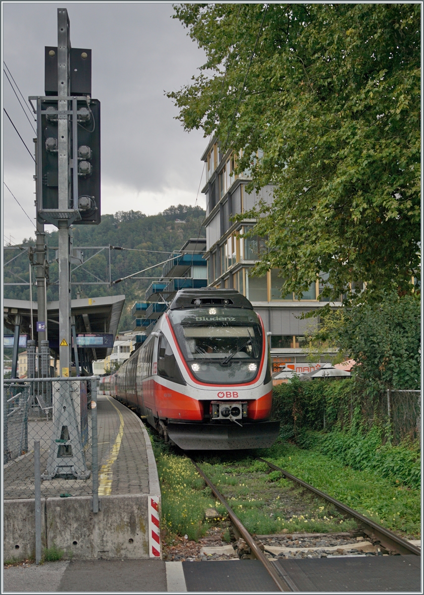 Ein Blick von Bahnübergang in Bregenz Hafen auf den zu Abfahrt bereitstehenden ÖBB 4024 136-5 nach Bludenz. 

14. Sept. 2022