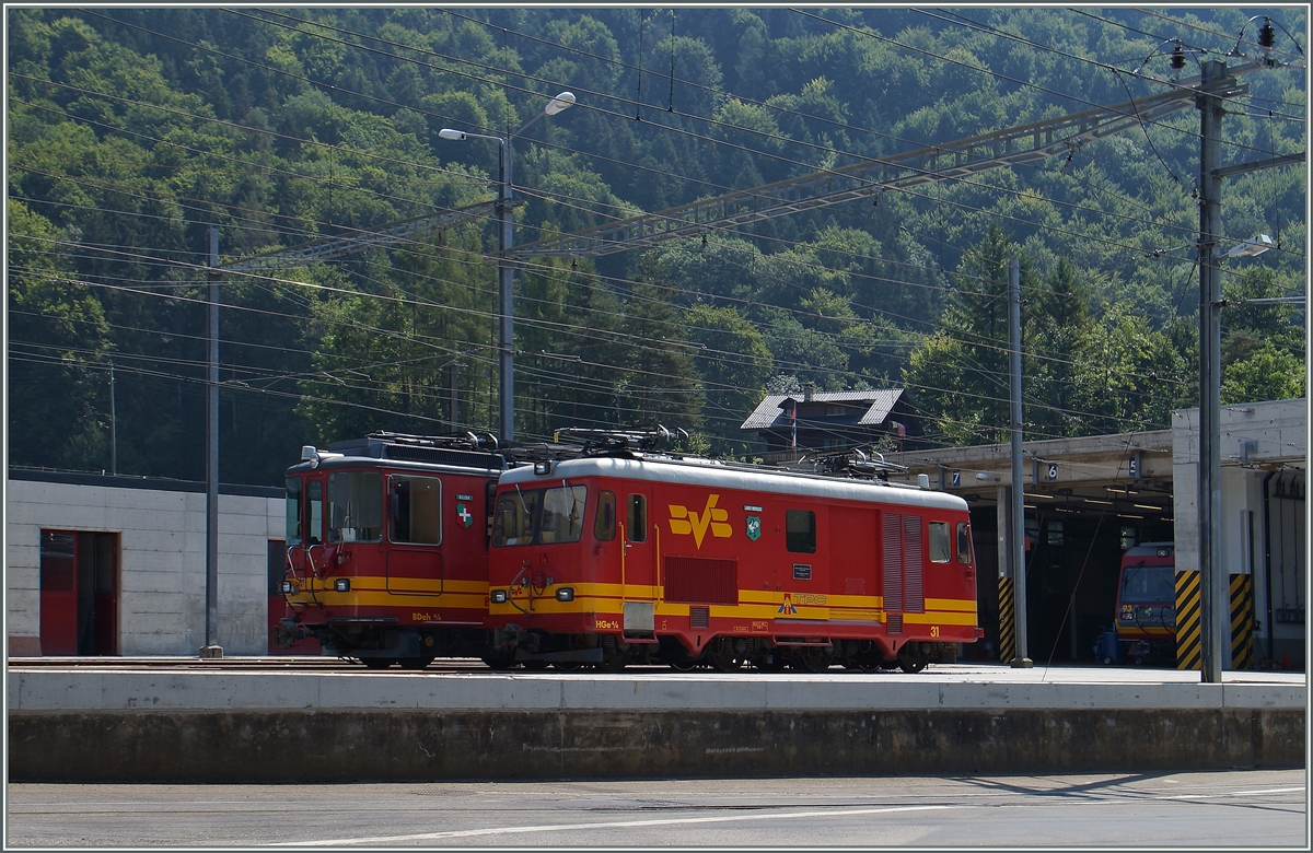 Ein Blick ins Dépôt der BVB in Bévieux, wo die HGe 4/4 31 und de BDeh 4/4 82 auf neuen Einsätze warten.