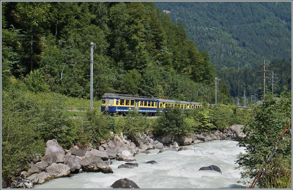 Ein BOB Regionalzug Interlaken - Lauterbrunnen zwischen Zweilütschinen und Lauterbrunnen.
7. Aug. 2015