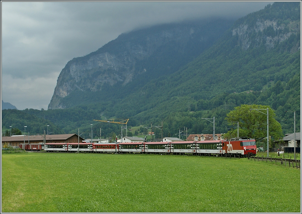 Ein Brünig-IR Interlaken Ost Luzern hat Meirigen verlassen und wird nach der kurzen Fahrt durch Aare-Ebene den Zahnstangenabschnitt zum Brünig erreichen.
1. Juni 2012