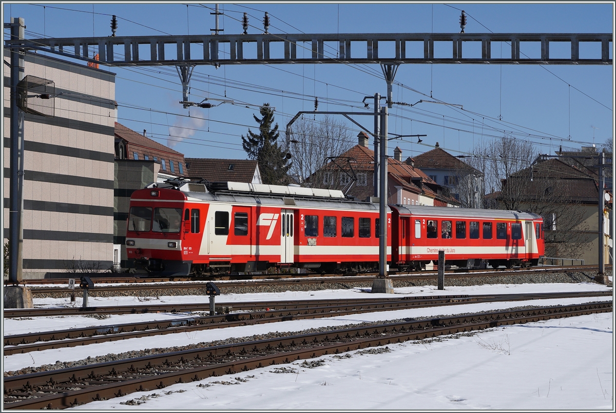 Ein CJ Regionalzug erreicht La Chaux de Fonds. 
18. März 2016