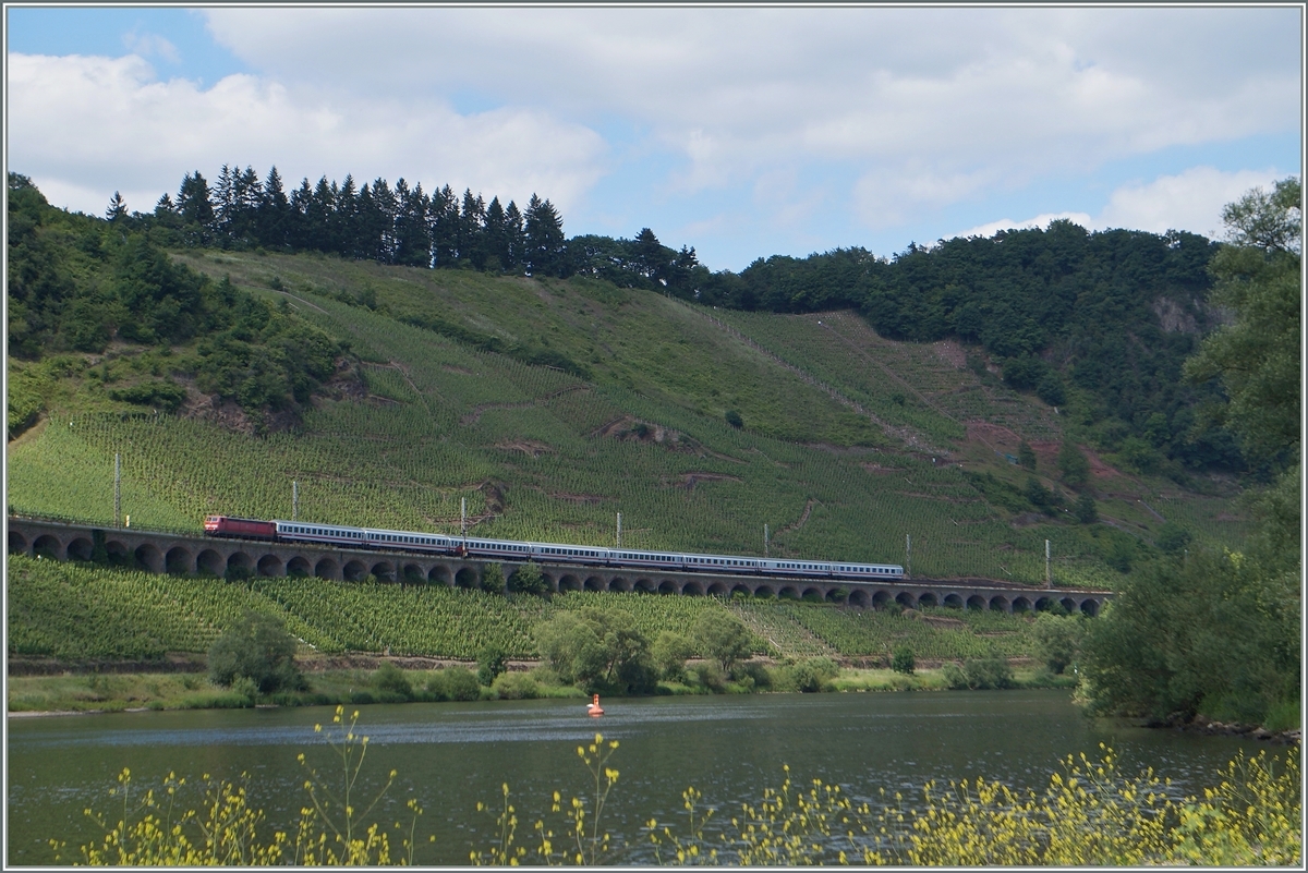 Ein DB 181 ist mit einem IC/IR auf Pündericher Viadukt in Richtung Trier unterwegs.

21. Juni 2014  