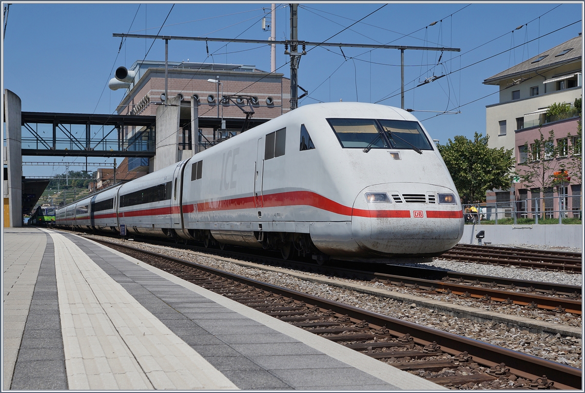 Ein DB ICE (UIC 93 80 5 401 073-2 D-DB) nach Interlaken Ost bei seinem Halt in Spiez.
30. Juni 2018