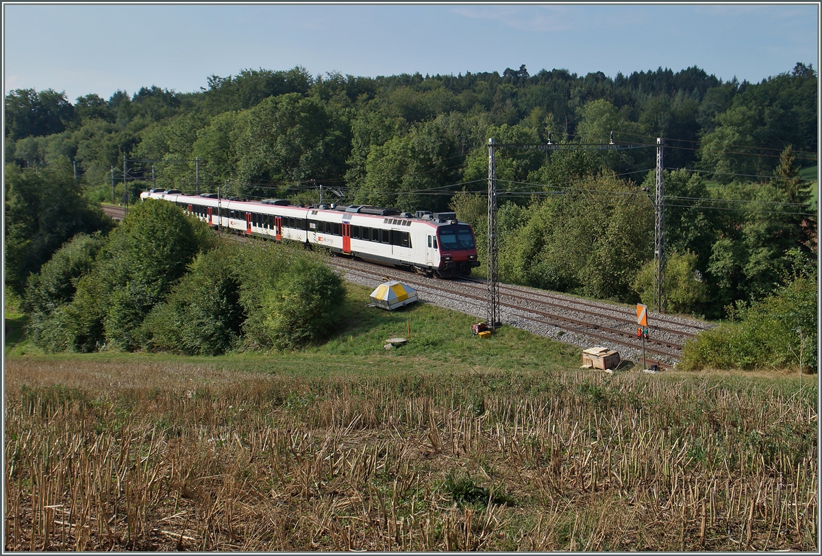 Ein Domino als Regionalzug Romont - Fribourg auf dem kurzen Abschnitt des noch mit alten Fahrleitungsmasten ausgestatteten Streckenabschnitt Neyruz - Rosé der Strecke Lausanne Bern kurz vor Rosé. 
6. Aug. 2015