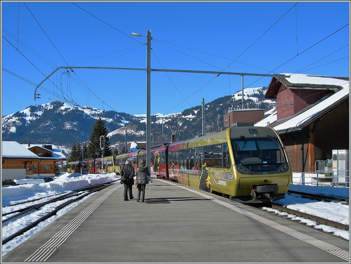 Ein doppelter  Lenker -Pendel verlässt Gstaad Richtung Rougemont.
19. Feb. 2015