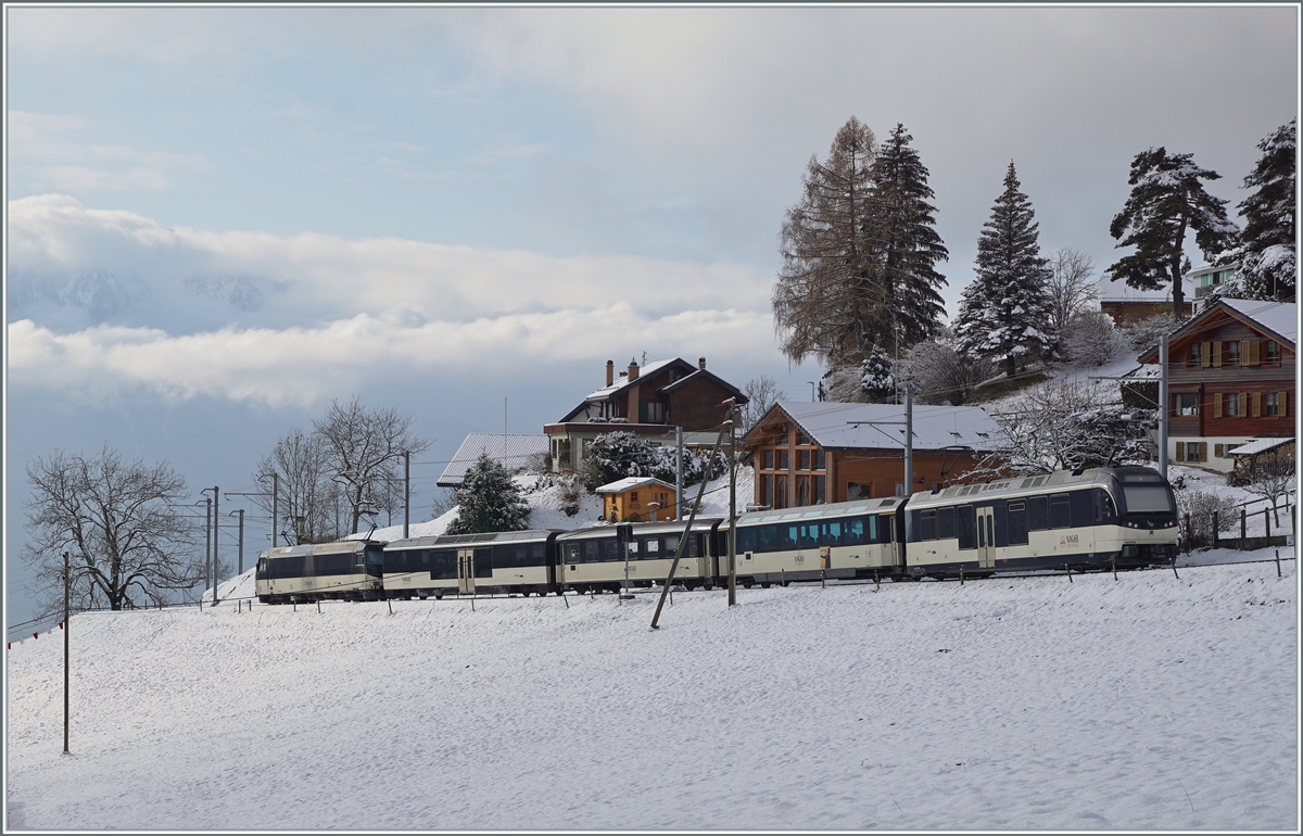 Ein etwas sonderbarer zusammengestellter MOB Regionalzug mit einer Ge 4/4 an der Spitze und einem Alpina Triebwagen am Zugsschluss sind bei Les Avants auf dem Weg nach Montreux. 

2. Dez. 2020