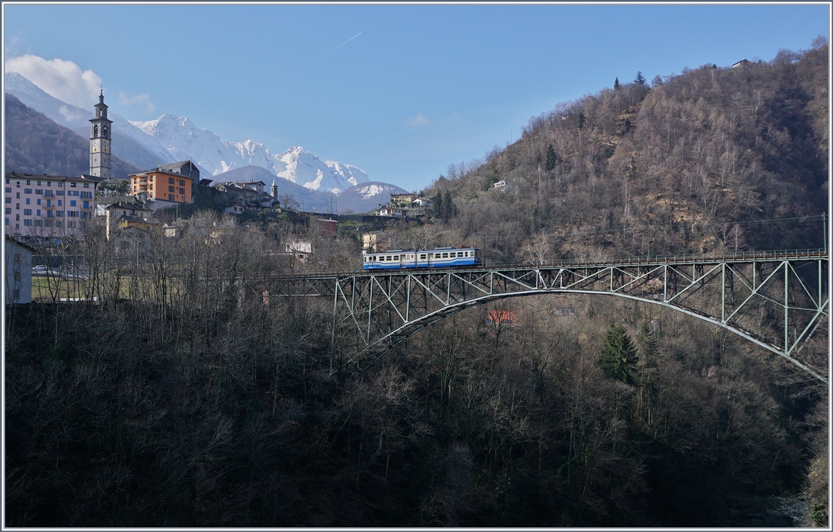 Ein FART ABDe 6/6 im Regionalzugsverkehr auf der Isorno Brücke bei Intragna.

20.März 2018