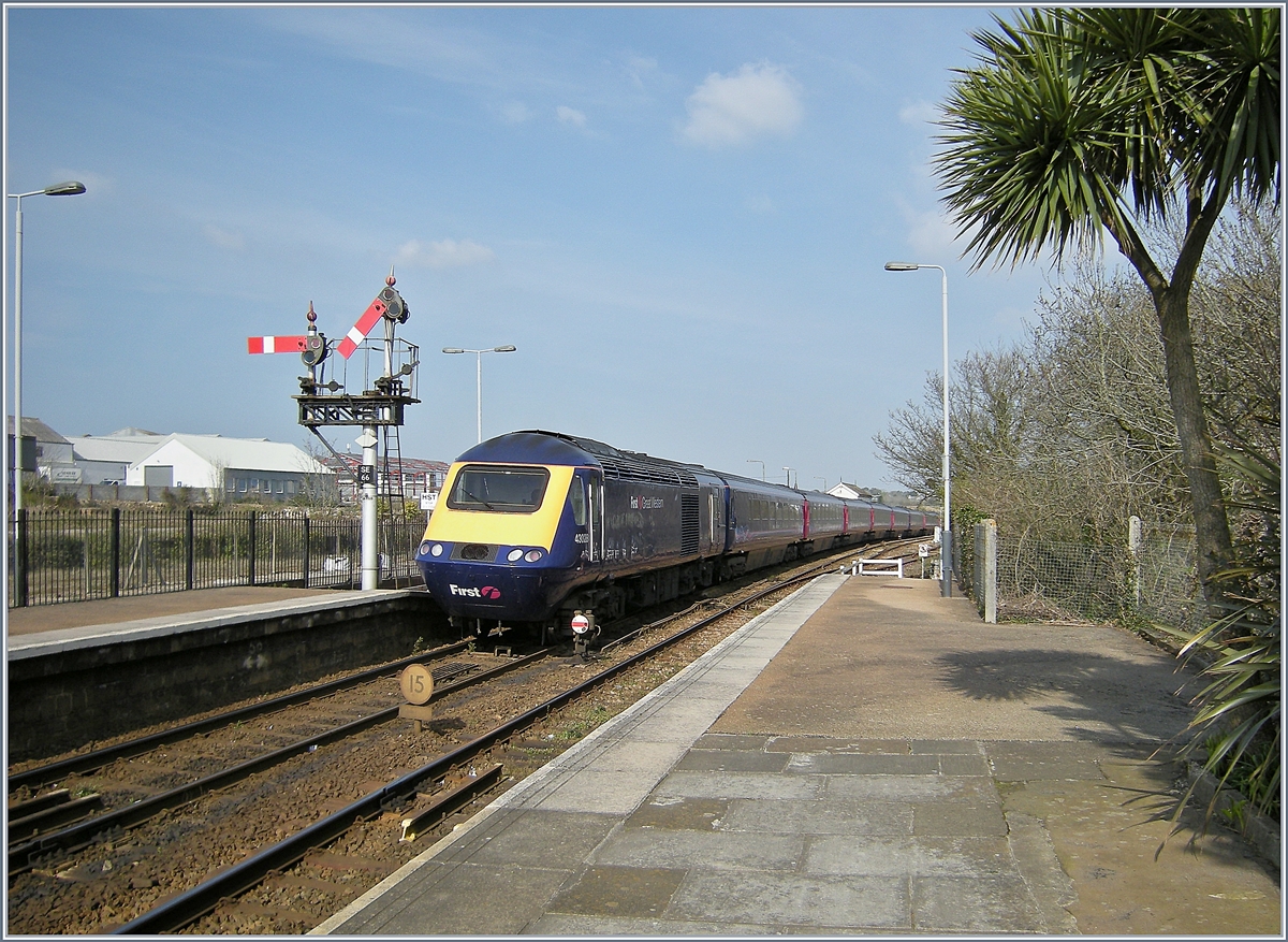 Ein First Great Western HST 125 Class 43 verlässt St-Erth in Richtung London, welches noch etliche Meilen (und etwa fünf Stunden) von hier entfernt ist.
17. April 2008