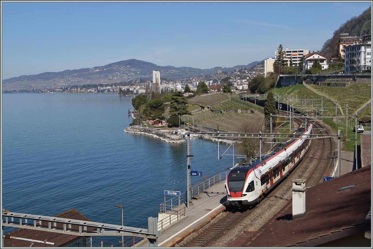 Ein Flirt als S1 nach Yverdon verlässt die Haltestelle Veytaux Chillon. 
13. April 2015