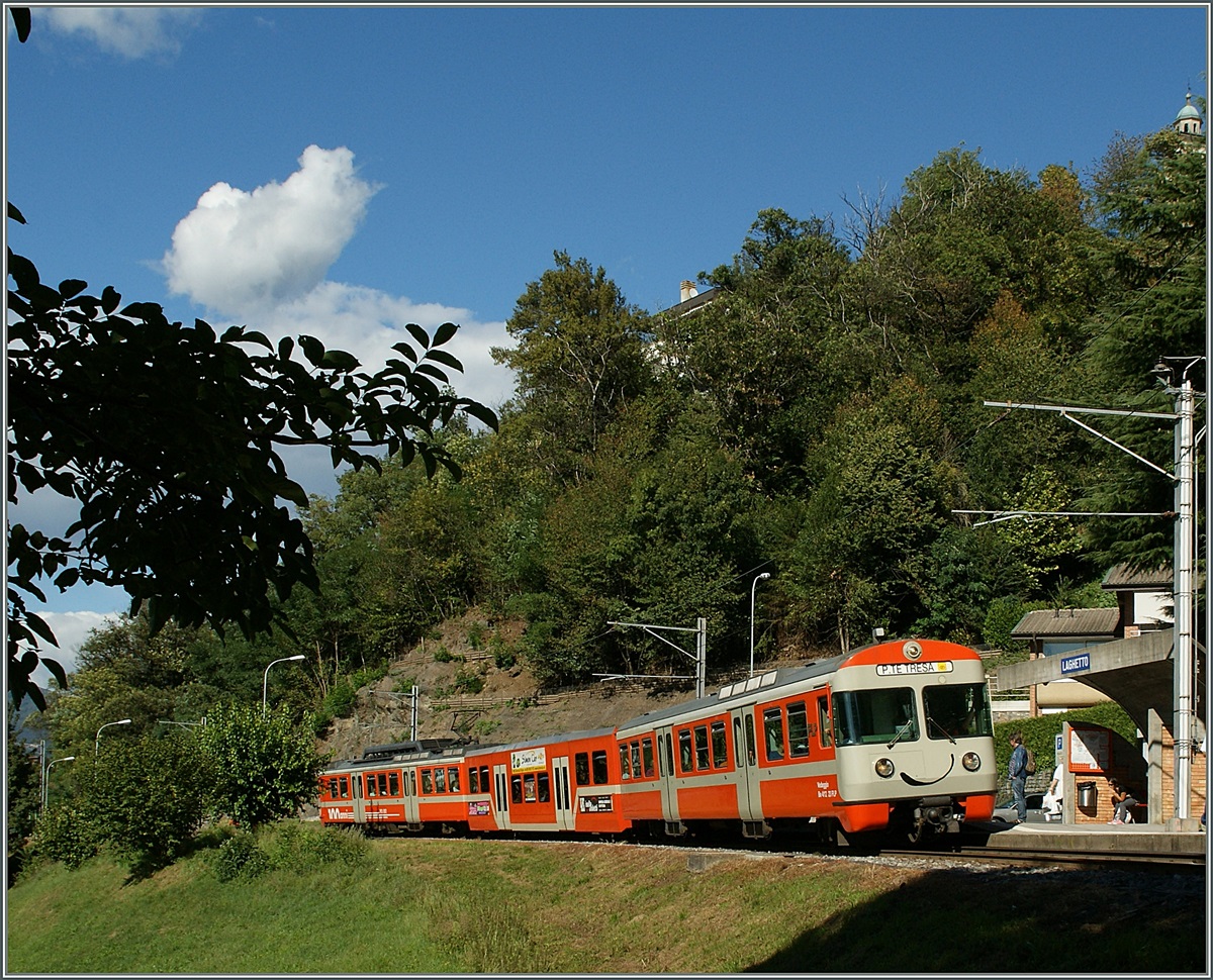 Ein FLP Regionalzug nach Pont Tresa beim Halt in Sorgengo Laghetto. 
12. Sept. 2013