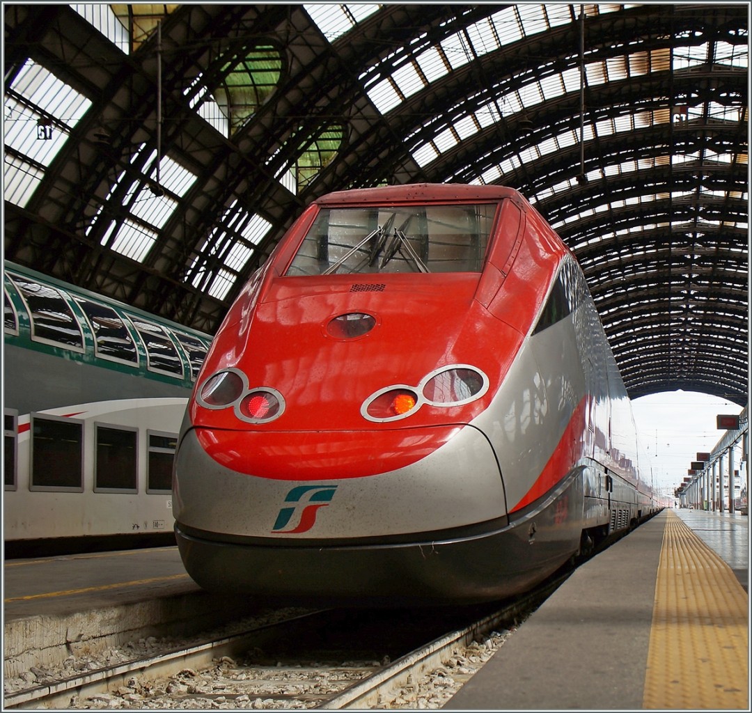Ein Freccia Rossa Triebkopf in Milano Centrale.
29. April 2015
 