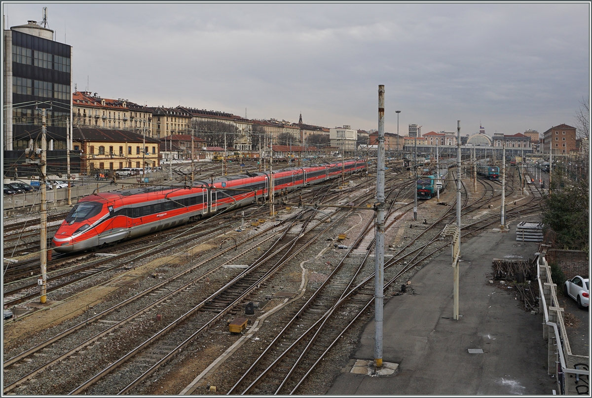 Ein FS ETR 400 Frecciarossa 1000 erreicht von Rom kommend Torino PN.
09.03.2016