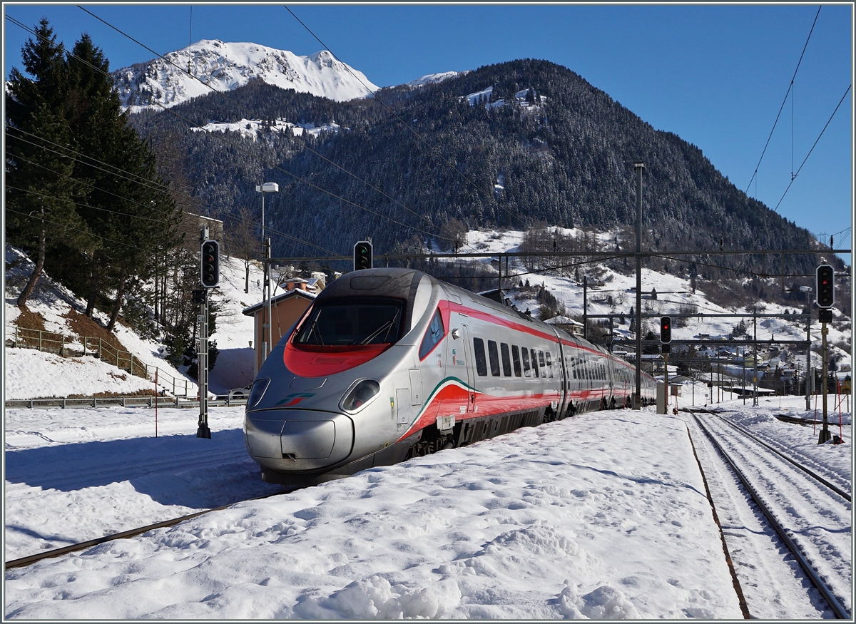 Ein FS ETR 610 verlässt den ohne Halt durchfahrenen Bahnhof Airolo Richtung Süden.
11. Feb. 2016