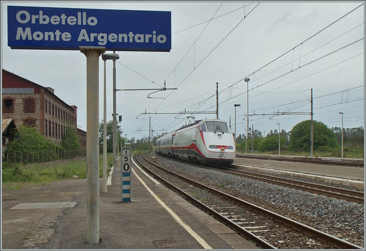 Ein FS Freccia Bianca auf der Fahrt von Roma nach Milano, jedoch nicht über die  Direttisima  sondern der Westküste entlang, hier die der Durchfahrt in Orbetello Monte Argentario. 27. April 2015