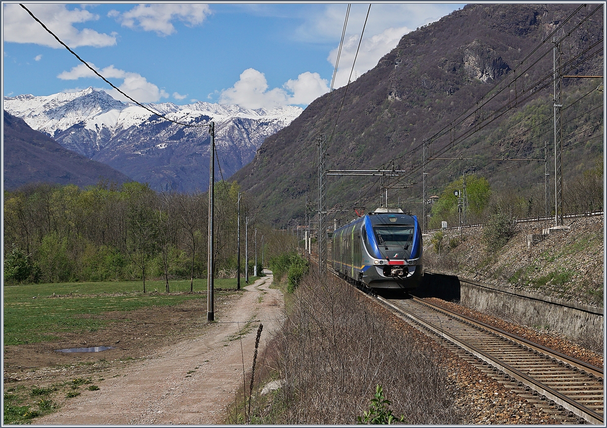Ein FS Trenitalia Ale 501 ME nach Novara kurz nach Premosello. 

8. April 2019