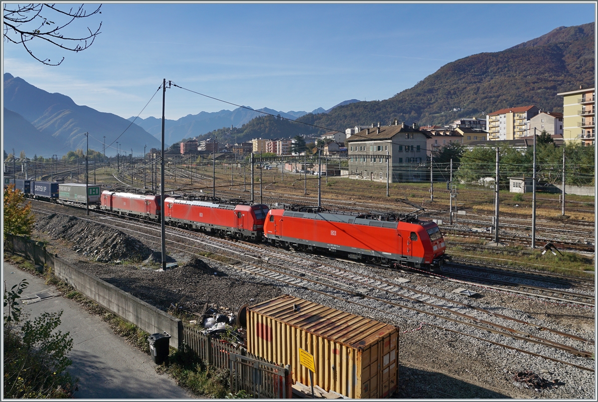 Ein Güterzug nach Norden mit der DB 185 100-5 an der Spitze und zwei DB 193 fährt von Domo II kommend durch den Bahnhof von Domodossola.

28. Oktober 2021