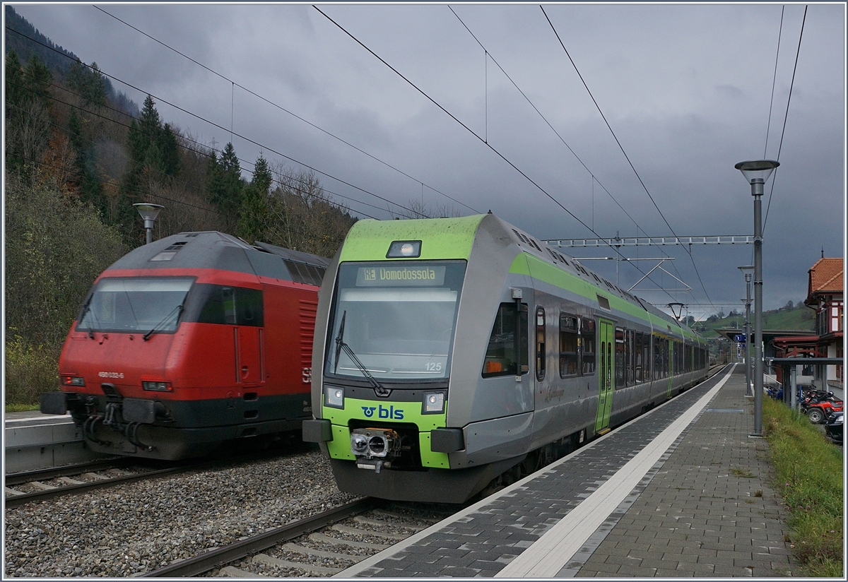 Ein haltender BLS RABe 535 Létschberger und eine, mit einem IC, durchfahrende SBB Re 460 (bewegunsunscharft) in Mülenen. (Lötschbergstrecke Spiez - LBT- Visp-/Bergstrecke - Birg)
30. Okt. 2017