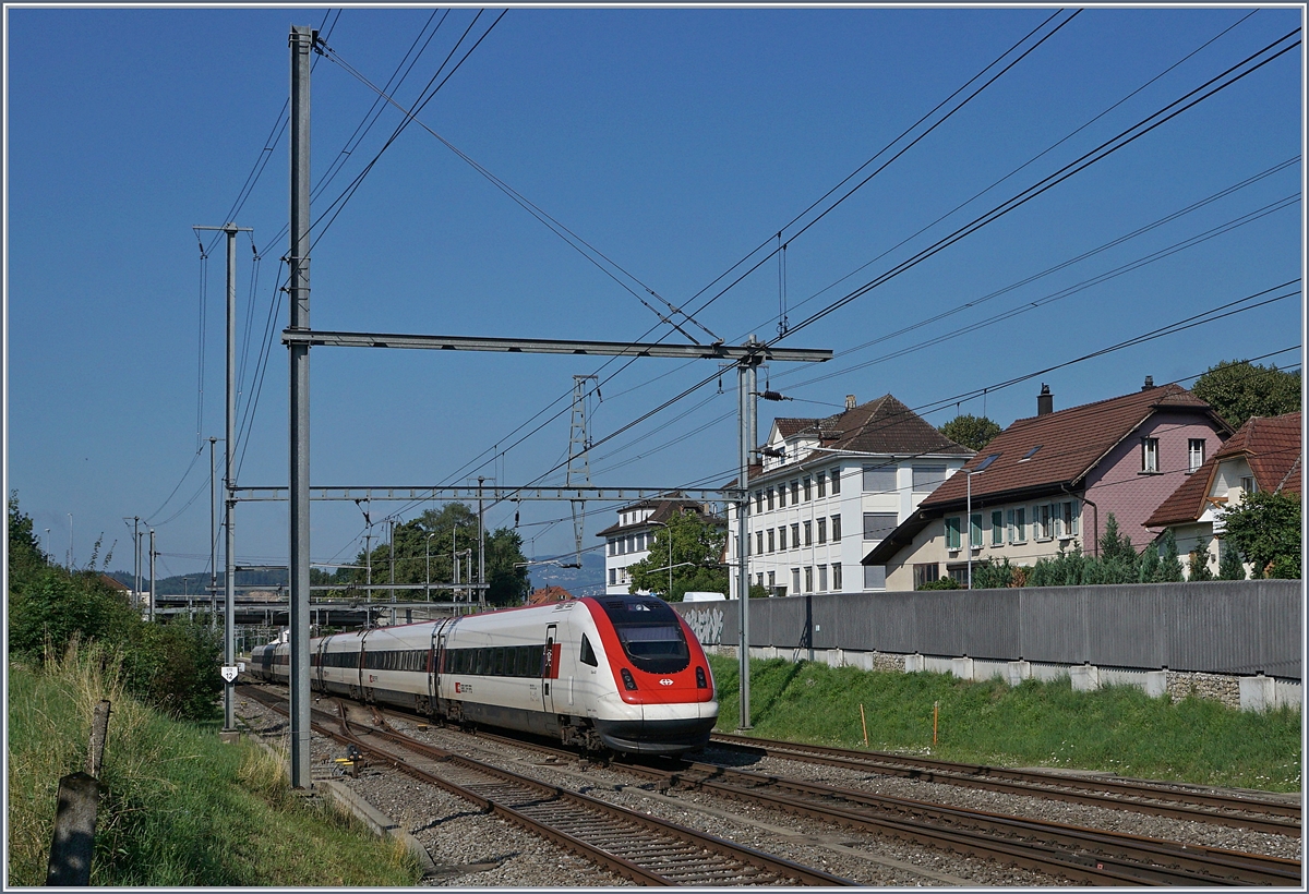 Ein ICN auf dem Weg nach Biel/Bienne bei der Durchfahrt in Lengnau, wo die Strecke von Zürich und Basel zusammentreffen.
22. Juli 2018