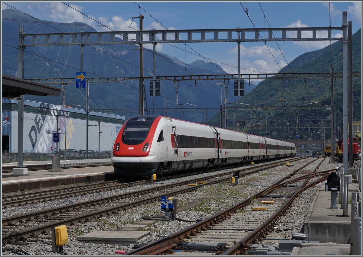 Ein ICN auf dem Weg nach Lugano bei der Durchfahrt in Giubiasco. 

23. Juni 2021
