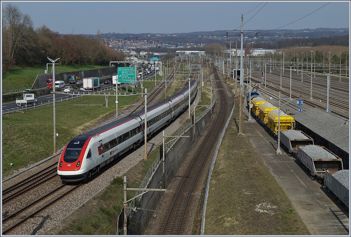 Ein ICN auf der Fahrt nach Genève bei Lonay-Préveranges.

2. April 2019