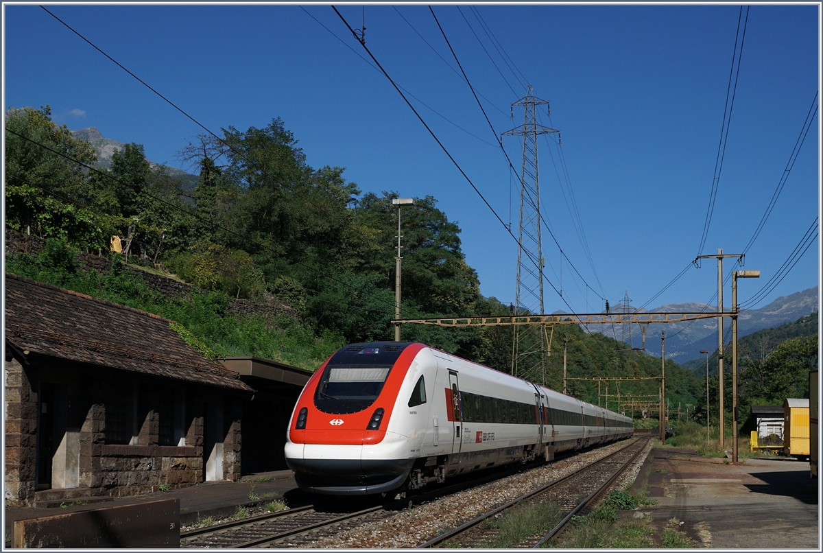 Ein ICN auf der Fahrt Richtung Norden bei der Durchfahrt im seit langem nicht mehr genutzen Bahnhof von Giornico (Gotthard Südrampe). 
7. Sept. 2016