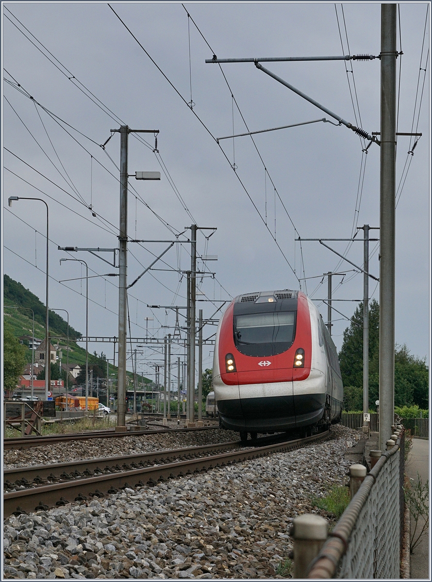 Ein ICN Richtung Lausanne bei seiner Durchfahrt in Twann.
31. Juli 2017
