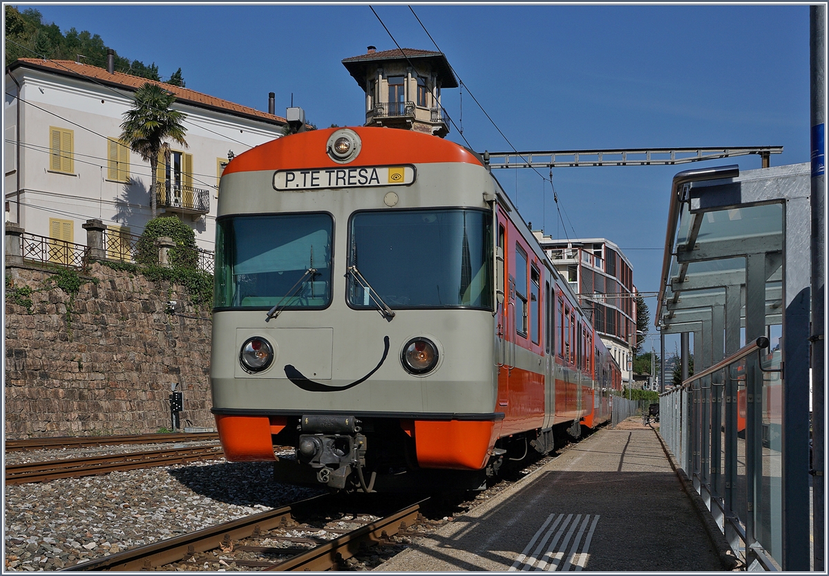 Ein immer lächelnder FLP Regionalzug erreicht von Lugano kommend sein Ziel Ponte Tresa.

29. Sept. 2018