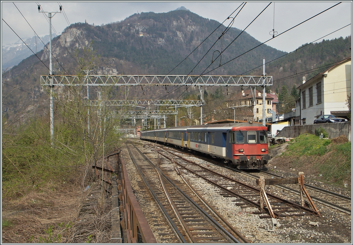 Ein IR Richtung Domodossola fährt in Varzo ohne Halt durch. 
11. April 2015