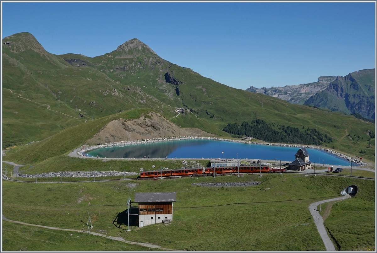 Ein Jungfraubahn Zug auf dem Weg zwischen der Kleinen Scheidegg und dem Eigergletscher

8. Aug. 2016