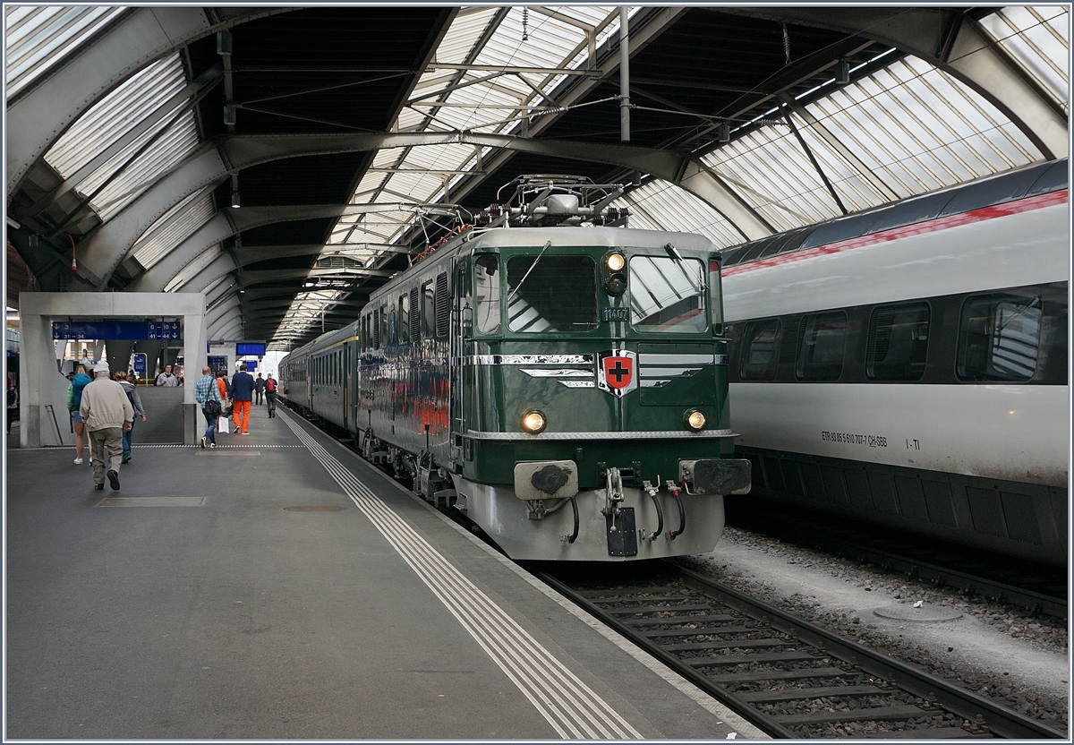 Ein Klassiker, die Gotthard-Lok Ae 6/6 erreicht hier in Form der Ae 6/6 11407 der Vereins Mikado 1244 von Schaffhausen her kommend den Hauptbahnhof Zürich.
24. Juni 2018