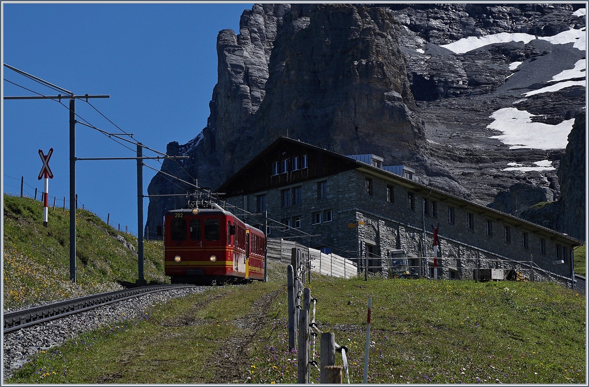 Ein klassischer Jungfraubahn Pendelzug hat die Station Eigergletscher verlassen und fährt nun Richtung Tal.
8. August 2016