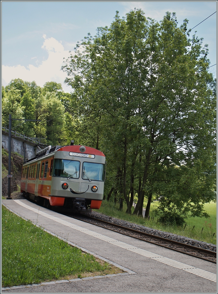 Ein  lächelnder  FLP Zug verlässt Sorengo-Laghetto.
30. April 2015