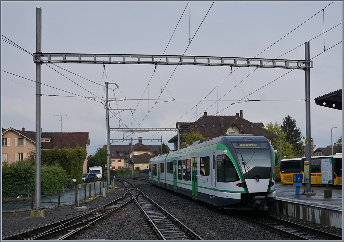 Ein LEB RBe 4/8 verlässt Echallens Richtung Lausanne Flon.
28. April 2017