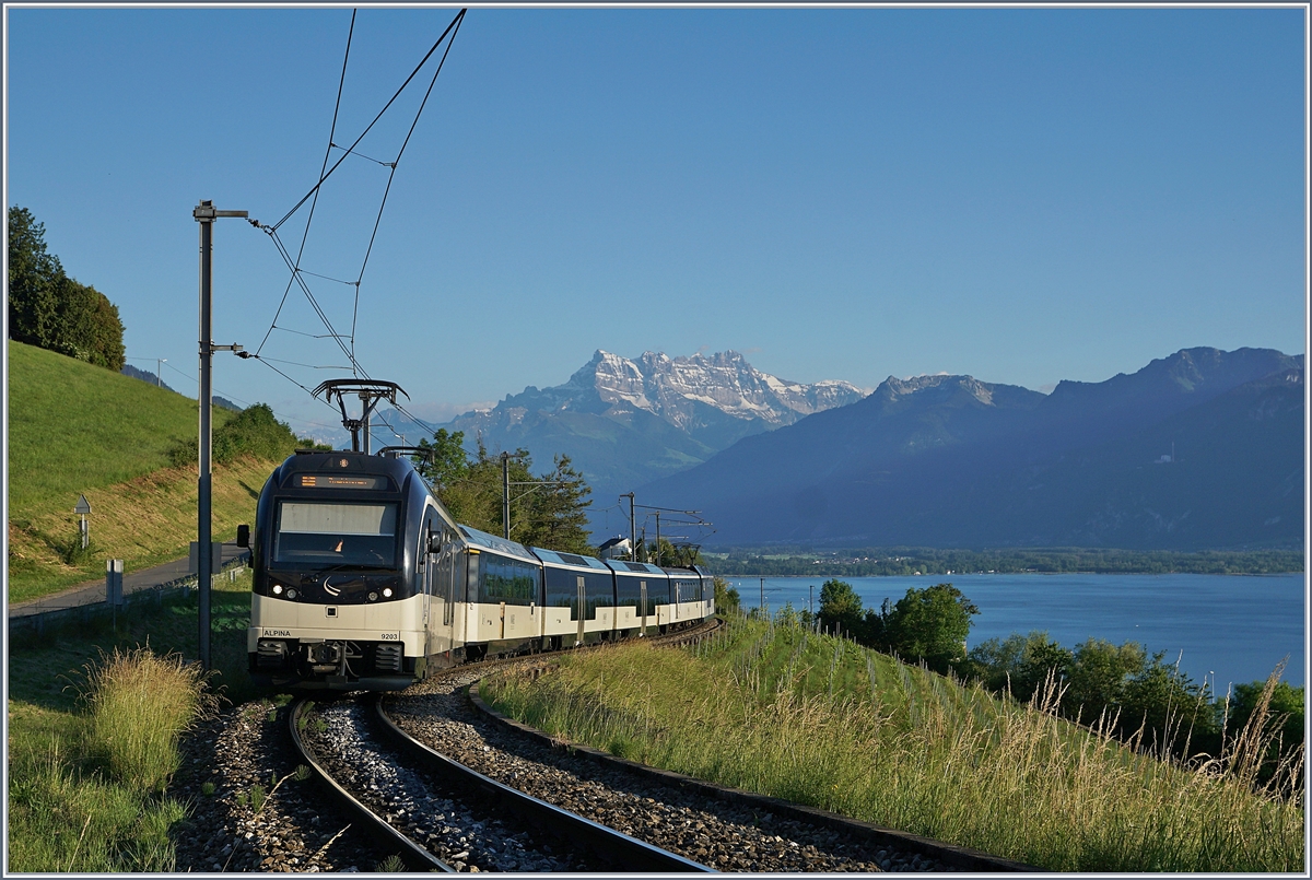 Ein MOB Alpina-Zug auf der Fahrt nach Montreux vor dem Hintergrund der Dents de Midi bei Planchamps. 

27. Mai 2020
