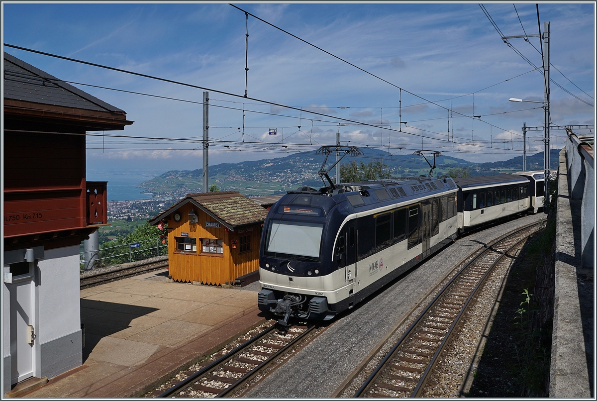 Ein MOB Panoramic Express mit dem schiebenden Alpina ABe 4/4 9302 verlässt Chamby in Richtung Zweisimmen. 

26. Juni 2021