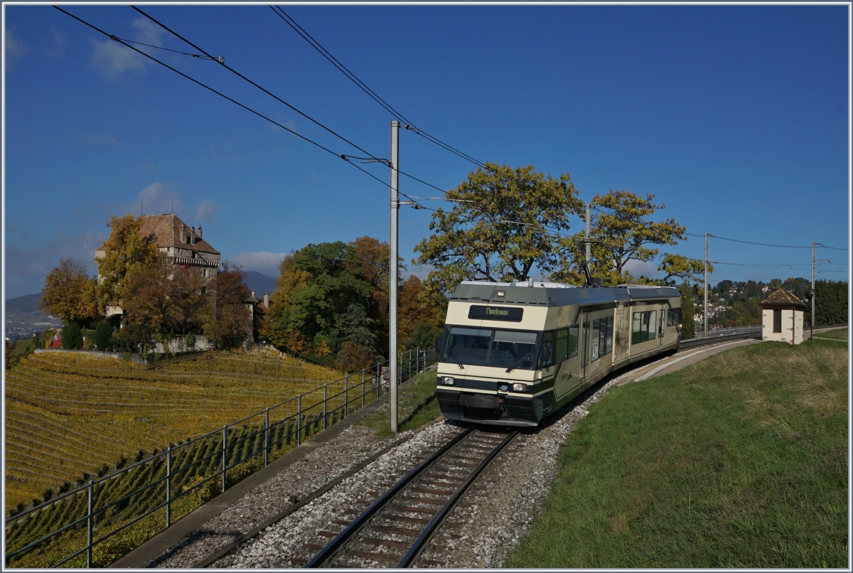 Ein MVR (ex CEV) GTW Be 2/6 der ersten Generation auf dem Weg nach Montreux bei Châtelard..
27. Okt. 2016