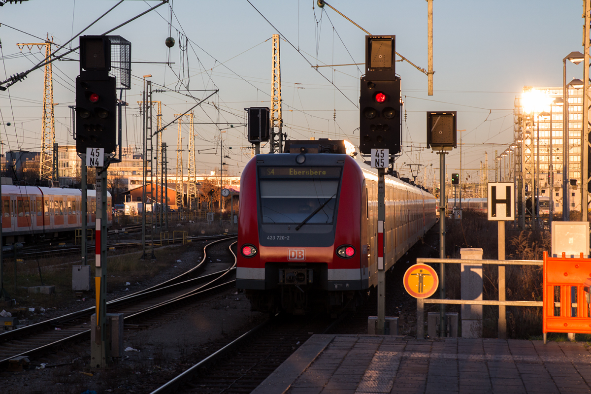 Ein Nachschuß auf 423 720-2 der S4 nach Ebersberg wurde am frühen Abend des 26.01.16 am Münchner Ostbahnhof angefertigt.
