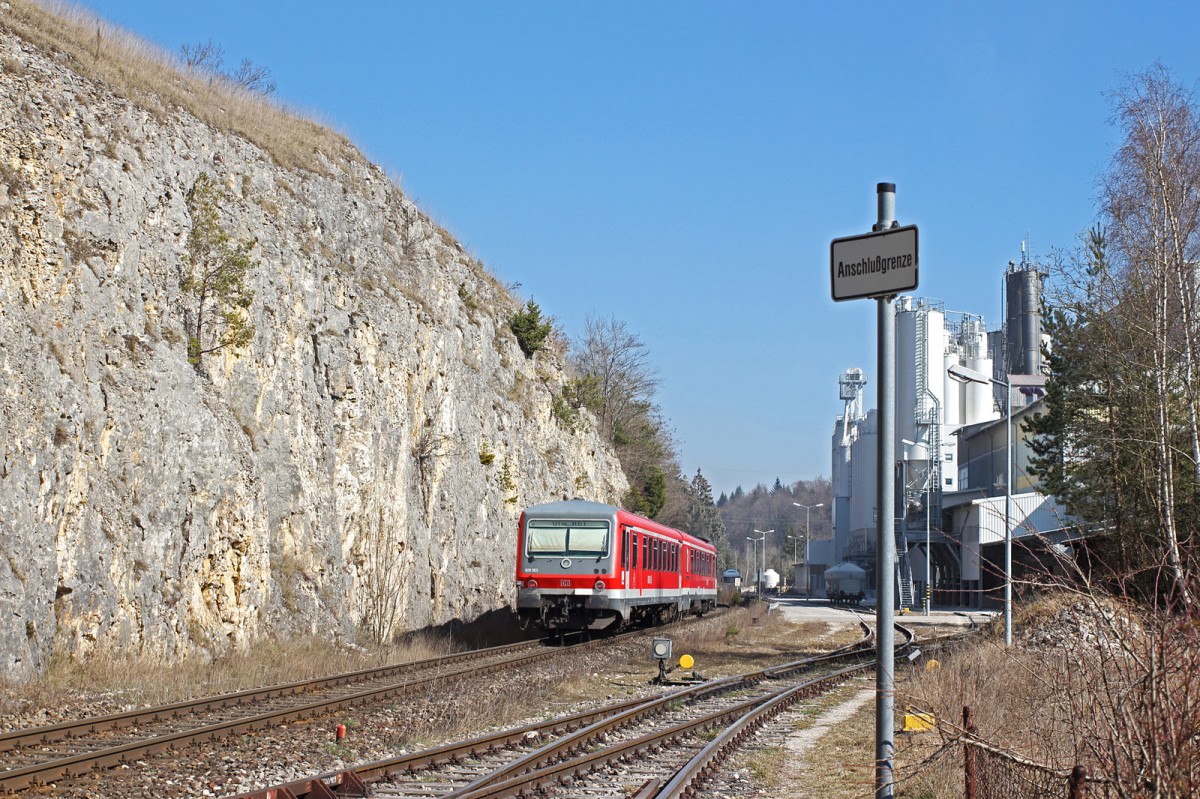 Ein Nachschuß auf den 628 563-9 auf seinem Weg nach Ulm Hbf wurde am 13.03.14 bei der Fa. Merkle bei Gerhausen angefertigt.