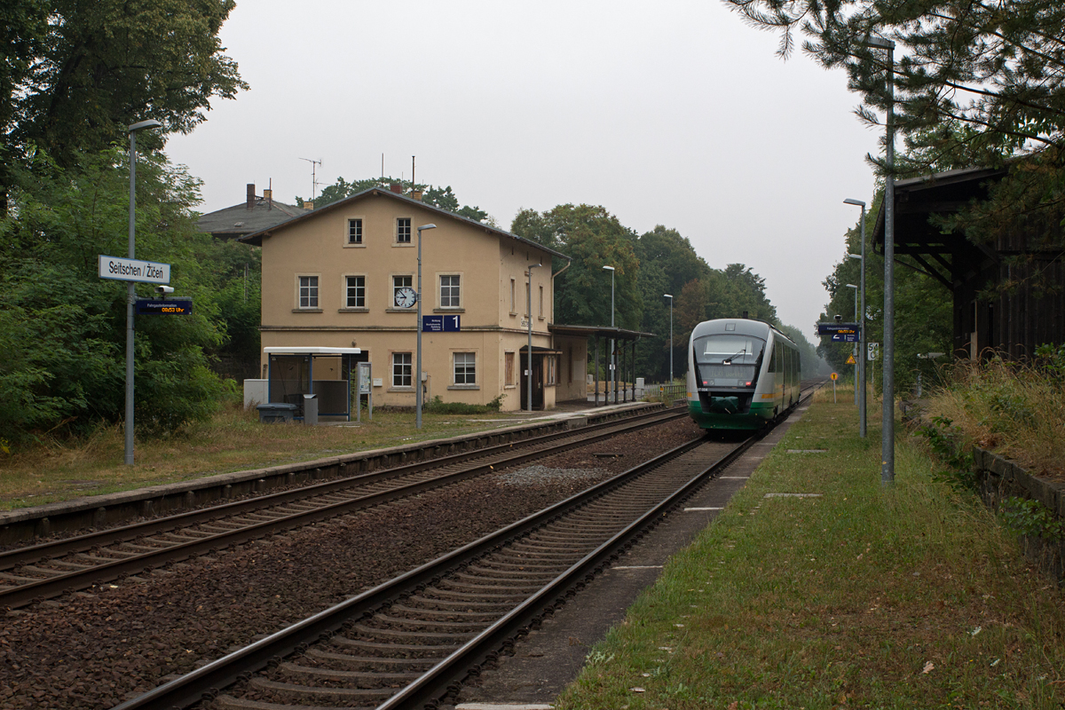 Ein Nachschuß auf den VT 02 A der Trilex wurde am 17.08.15 im Bahnhof Seitschen angefertigt.