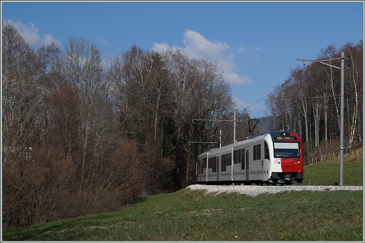 Ein neuer TPF Regionalzug bei Remaufens. 
26. März 2016