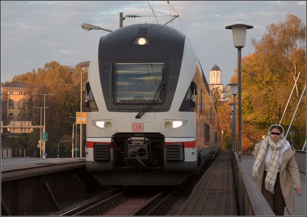 Ein neues Gesicht zum Bodensee: Der frisch getaufte Kiss-IC 4110 111  Gäu .

Einfahrt mit den letzten Sonnenstrahlen nach Konstanz. Oktober 2021.