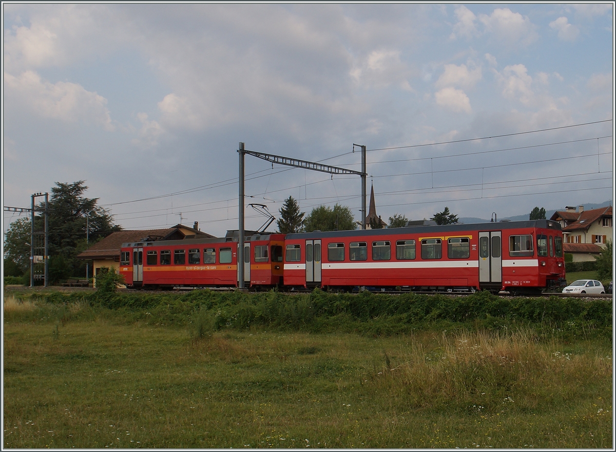 Ein NStCM Zug in mit einem Triebwagen in der alten und einem Steuerwagen in der neuen Farbgebung in Trélex.
6. Juli 2015